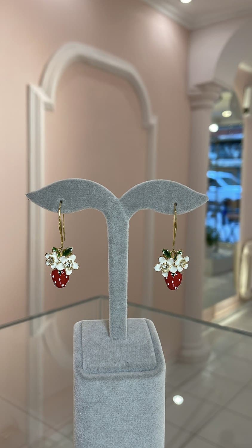 Mineli çilek ve beyaz çiçekten oluşan, altın kancalı İlora Strawberry Bloom küpe