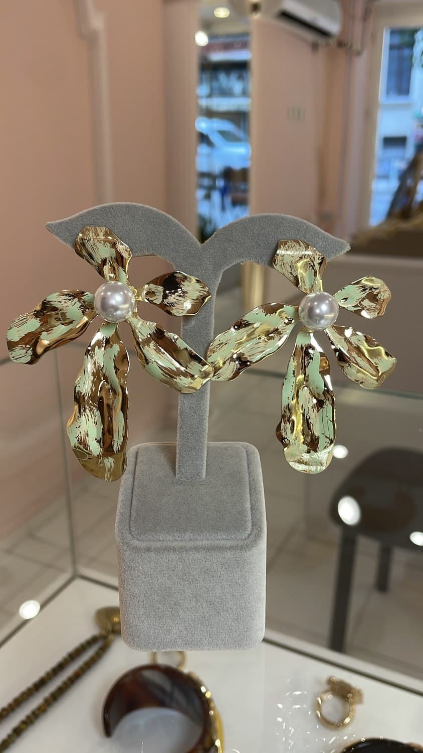 Mint ve altın tonlarında fırçalanmış metal yapraklı, ortasında inci olan İlora Bloom Pearl küpe