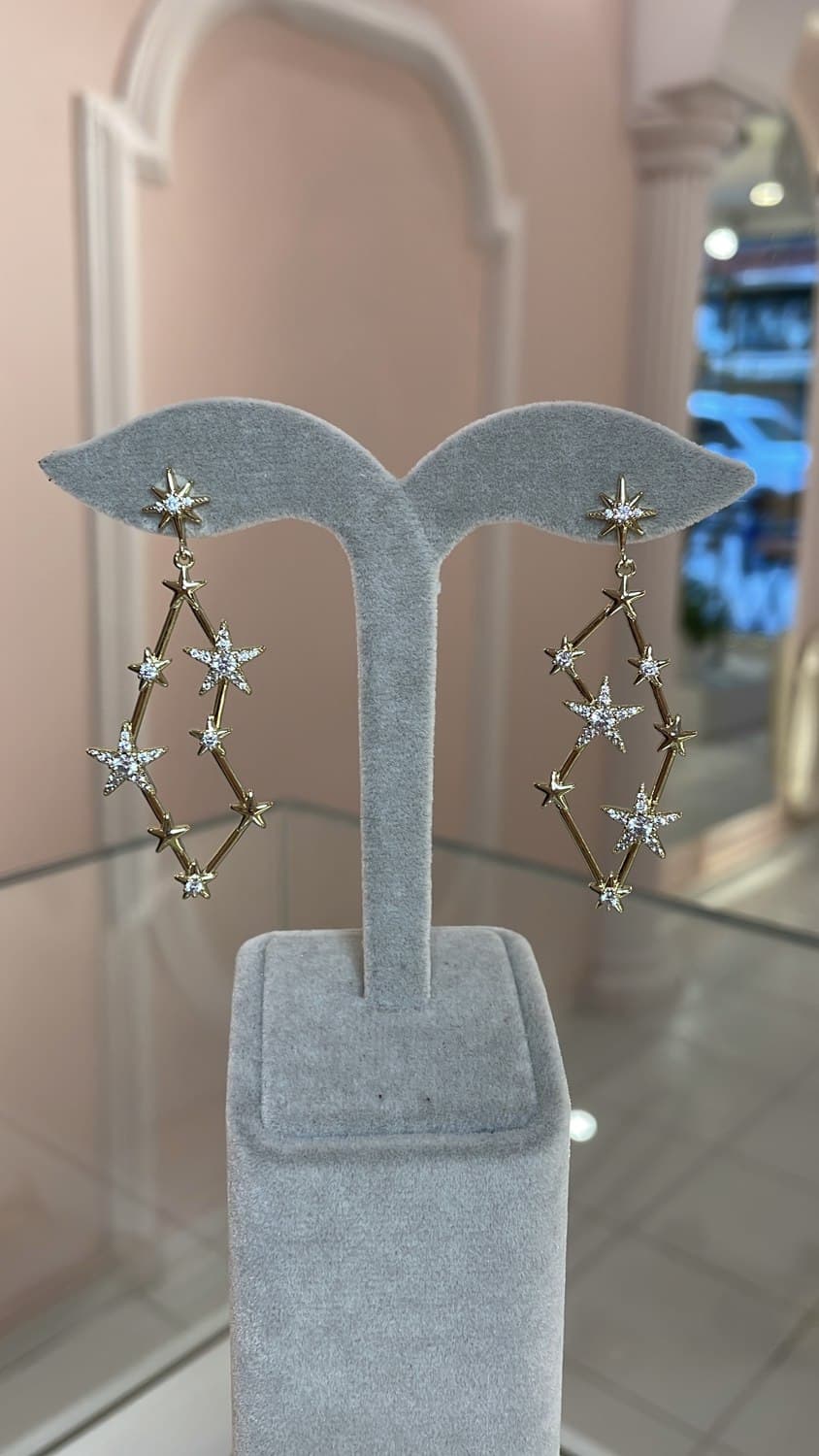 Zirkonlu yıldızların altın çubuklarla dizildiği avize formlu İlora Kuzey Yıldızı küpe